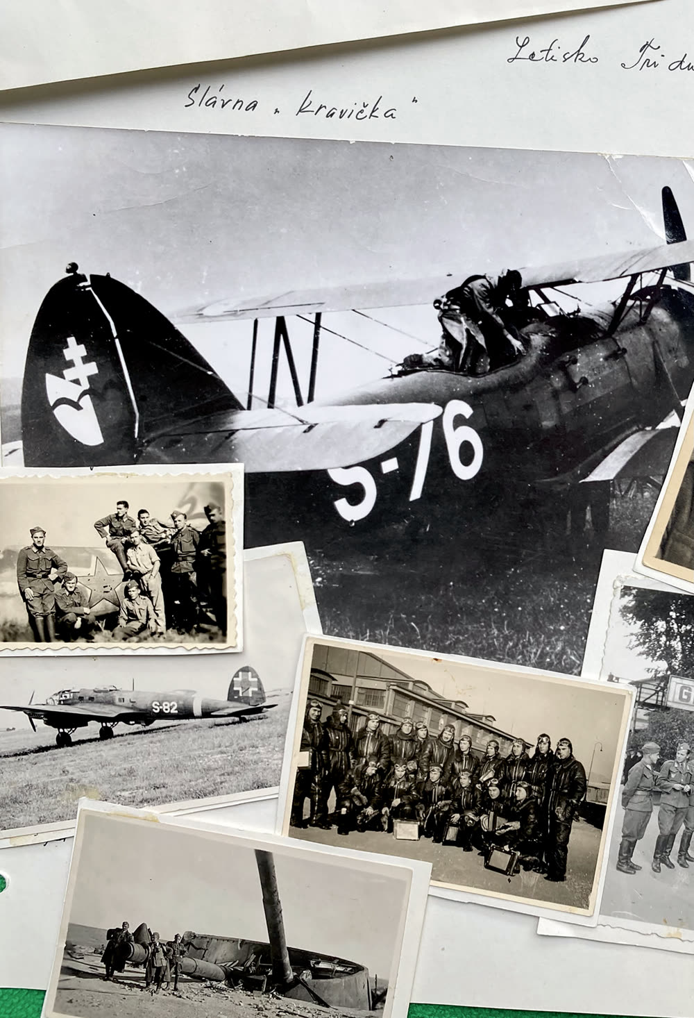 Strana s dobovými fotografiami, dvojplošník S-76